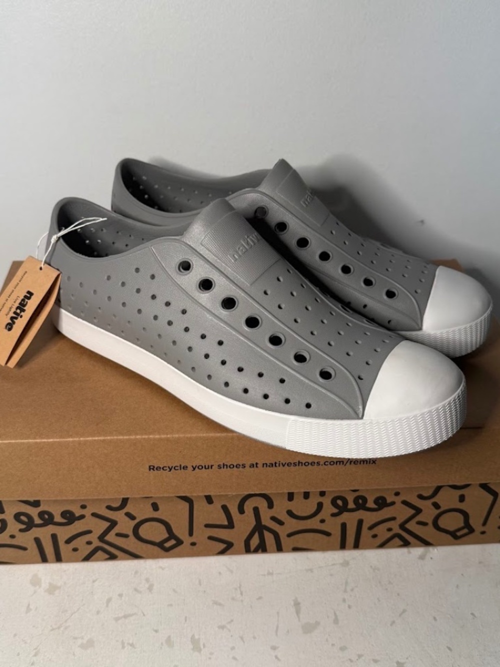 NEW Native Jefferson Pigeon Gray Shell White Slip On Water Shoes Mens Size 10 US